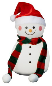 Vorderansicht einer Akku-Tischleuchte in Form eines Schneemanns mit roter Weihnachtsmütze und gestreiftem Schal.