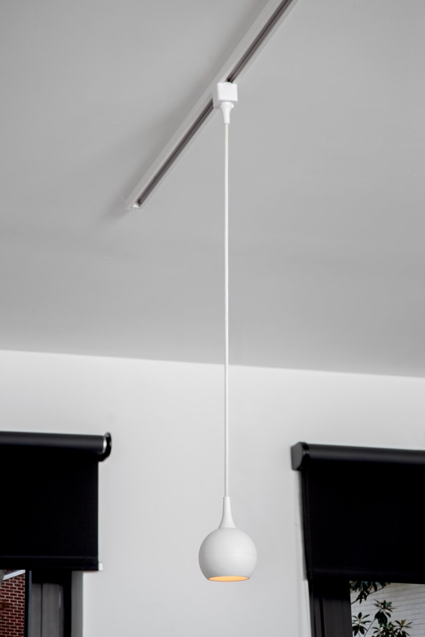 Weiße Pendelleuchte FAVORI, von der Decke hängend, seitliche Perspektive
