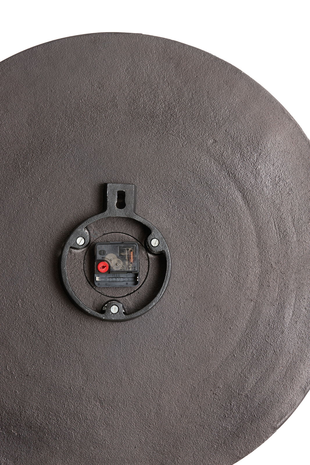 Rückansicht einer runden Wanduhr mit Quarzwerk und Aufhängung.