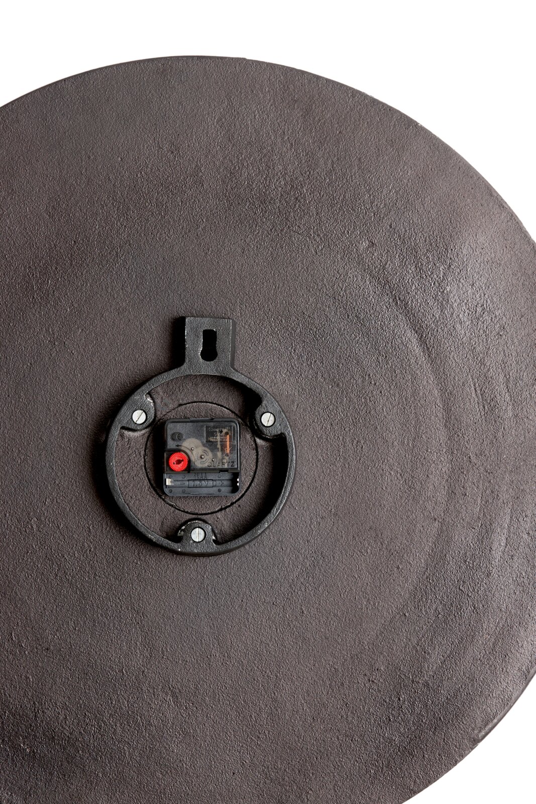 Rückansicht einer runden Wanduhr mit Quarzwerk und Aufhängung.