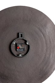 Rückansicht einer runden Wanduhr mit Quarzwerk und Aufhängung.
