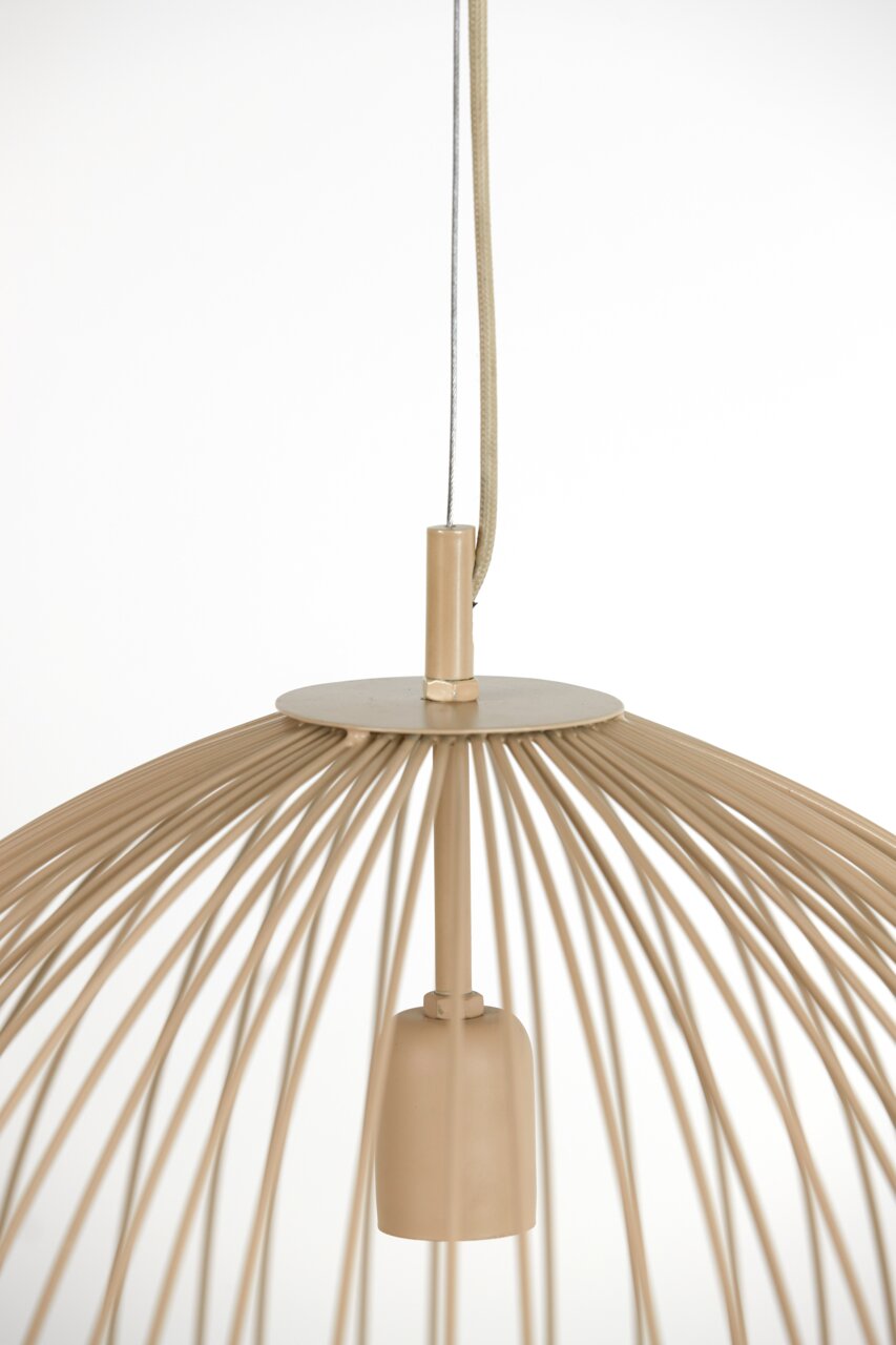 Nahaufnahme einer modernen Hängeleuchte mit einem eleganten, offenen Design aus beigen Metallstreben, von unten fotografiert.