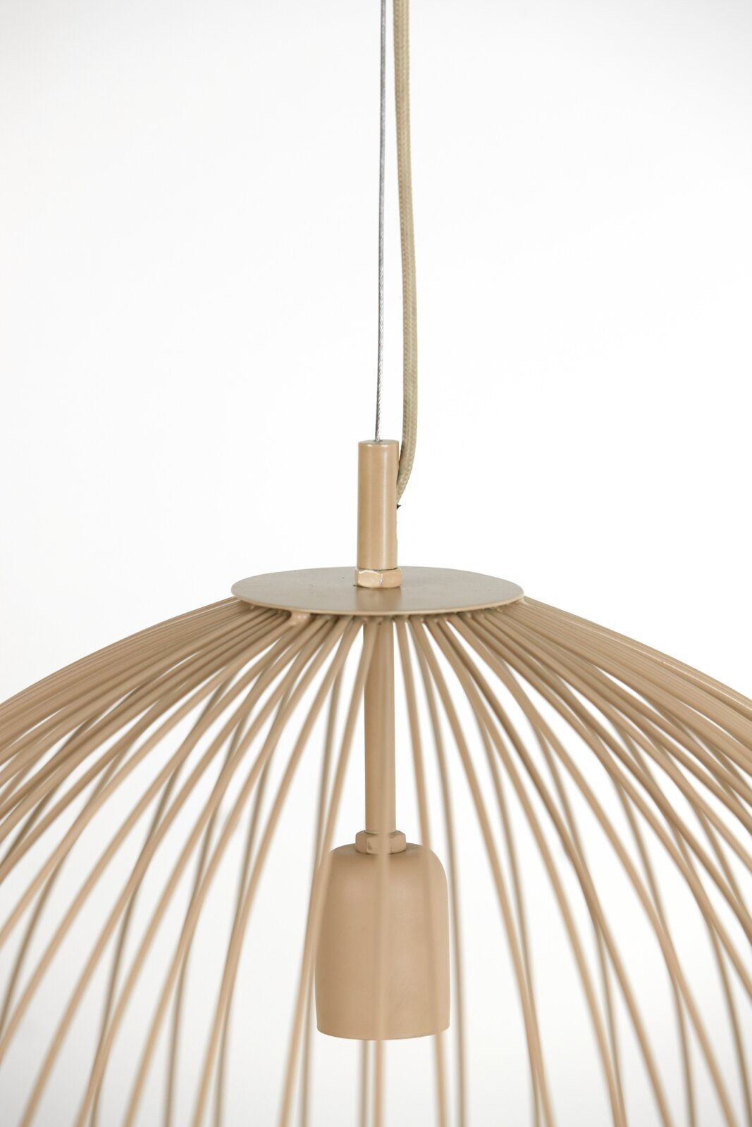 Nahaufnahme einer modernen Hängeleuchte mit einem eleganten, offenen Design aus beigen Metallstreben, von unten fotografiert.