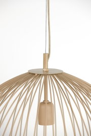 Nahaufnahme einer modernen Hängeleuchte mit einem eleganten, offenen Design aus beigen Metallstreben, von unten fotografiert.