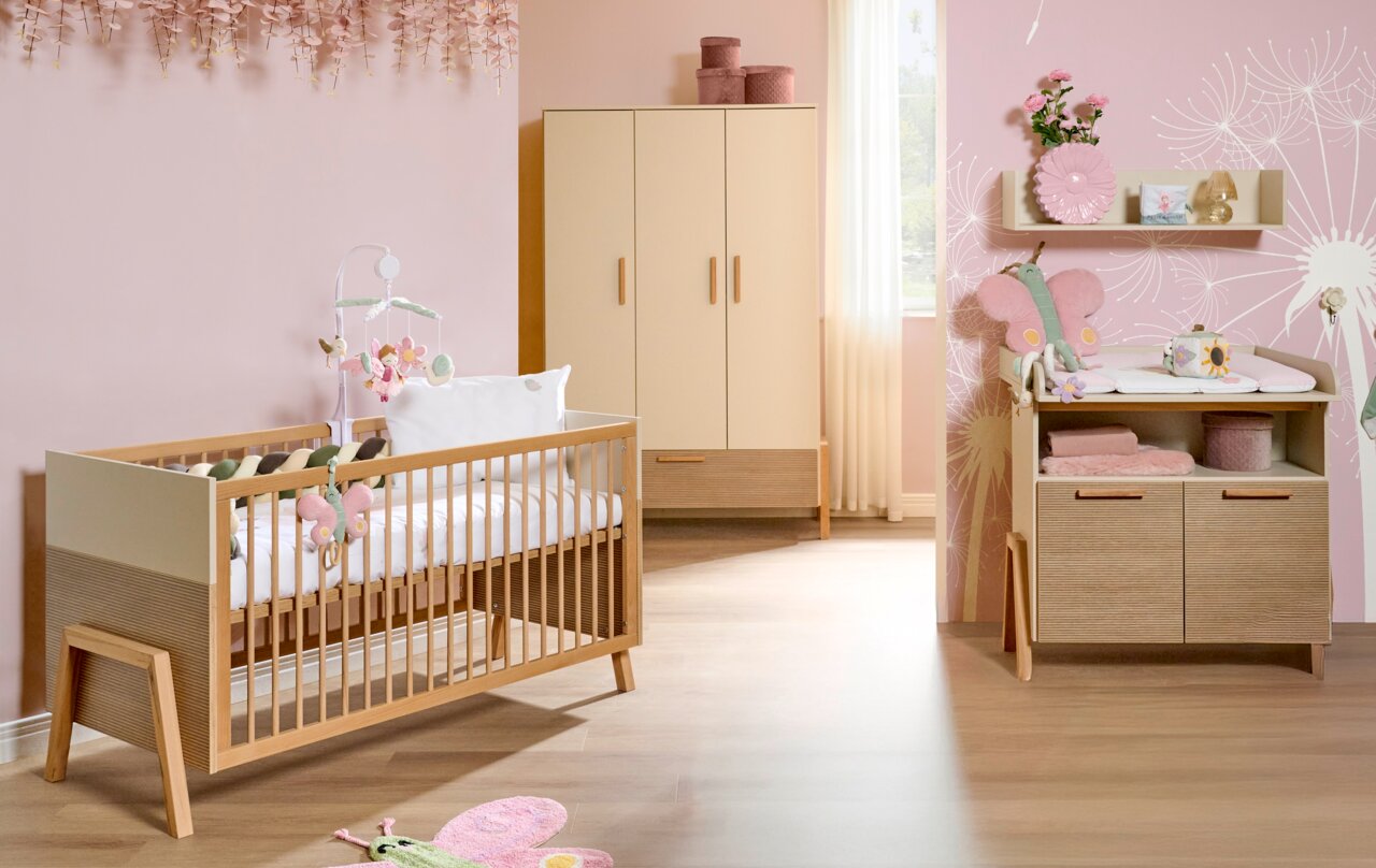 JIMMYLEE Wandplank DIANA Kinderkamer met babybedje, commode en kledingkast in een modern ontwerp, van licht hout met pastelkleurige accenten, zijaanzicht.