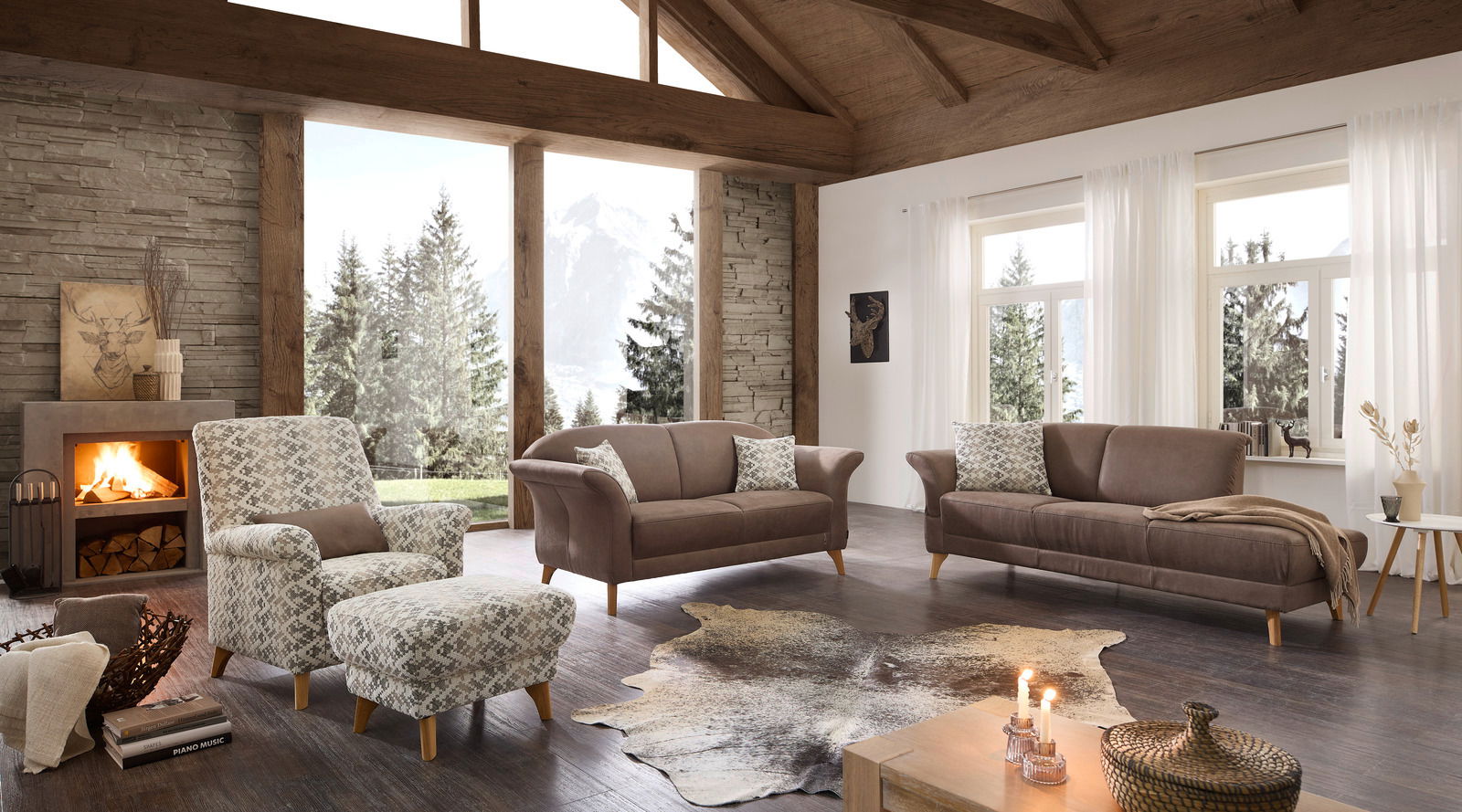Landscape Hocker CORDOBA Gemütliches Wohnzimmer mit modernem Sofa-Set in einem alpinen Chalet, mit Blick auf die Berge durch große Fenster.