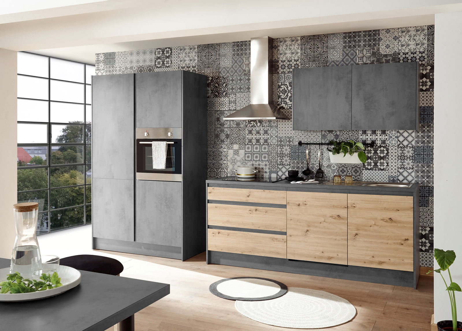 Yourkitchen Küchenblock Basis 335 TROJA Moderne Küche mit grauen und holzfarbenen Fronten, eingebautem Ofen und stilvollen Fliesen im Hintergrund, seitliche Perspektive.