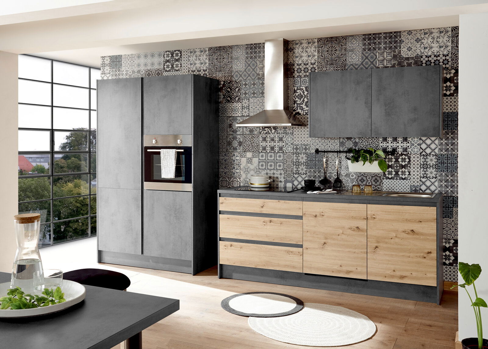 Yourkitchen Küchenblock Basis 335 TROJA Moderne Küche mit grauen und holzfarbenen Fronten, eingebautem Ofen und stilvollen Fliesen im Hintergrund, seitliche Perspektive.