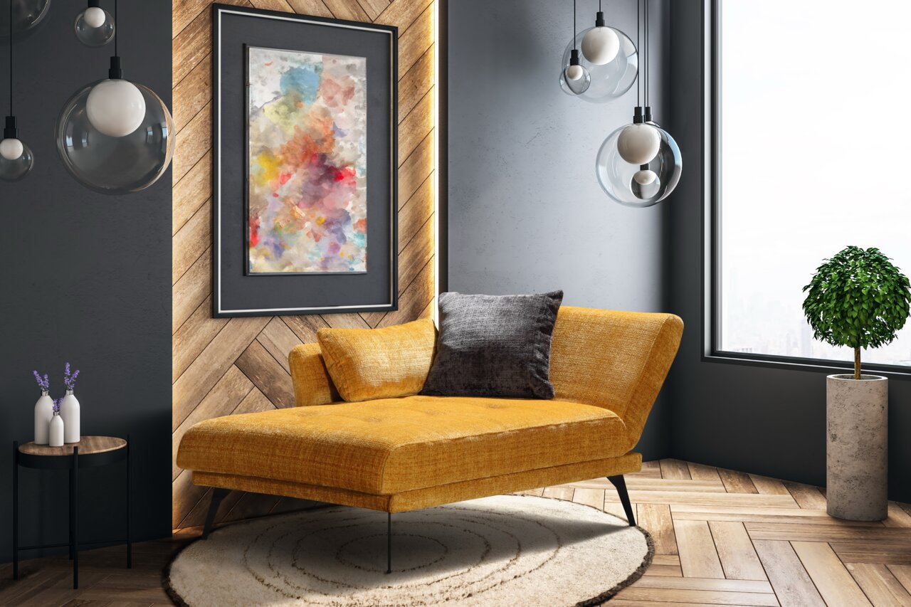 Gezellige eenpersoonsligstoel in mosterdgeel, gezien vanaf de zijkant, in een moderne woonkamer met houten vloer en decoratieve elementen.
