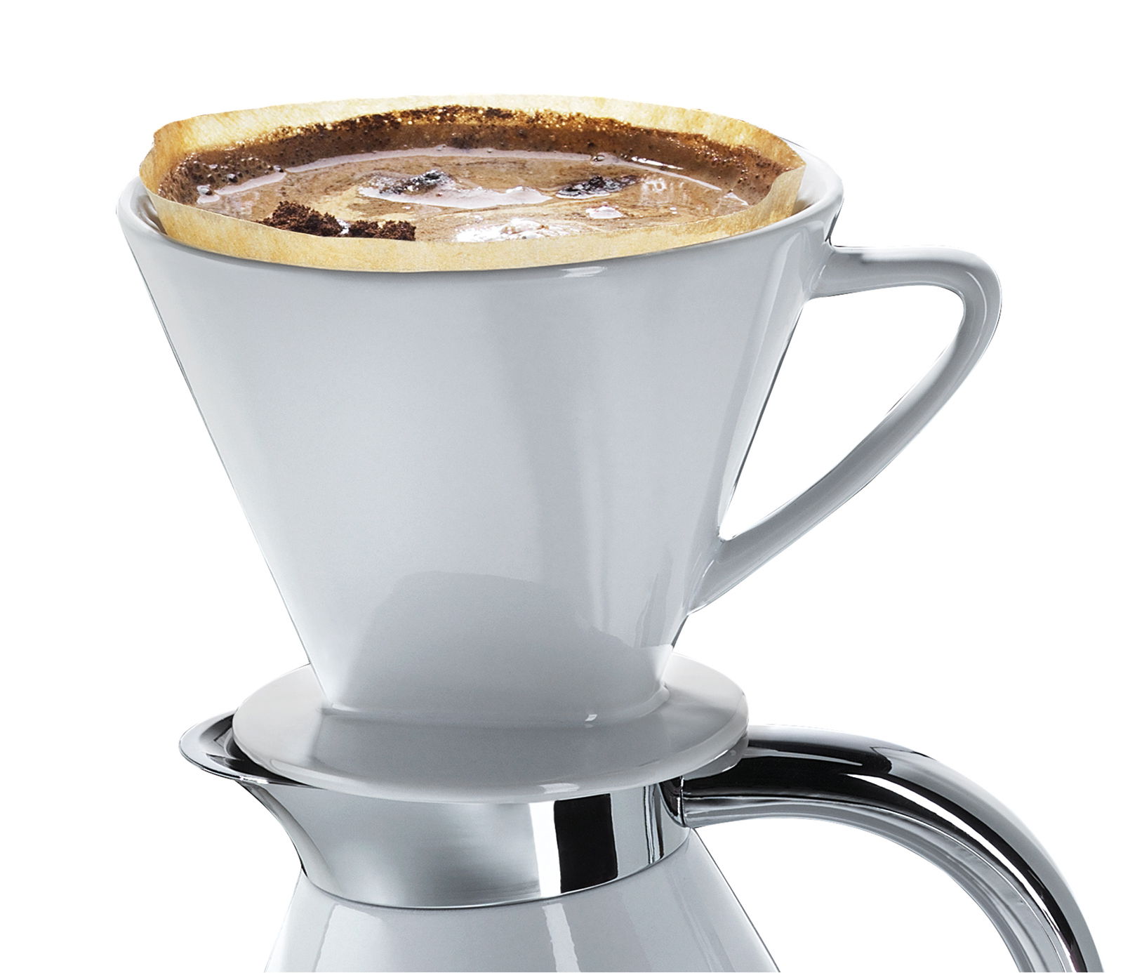 Kaffeefilter mit Stutzen in Größe 4, seitliche Perspektive, auf einer Kanne platziert.