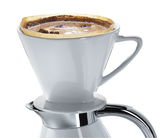 Kaffeefilter mit Stutzen in Größe 4, seitliche Perspektive, auf einer Kanne platziert.