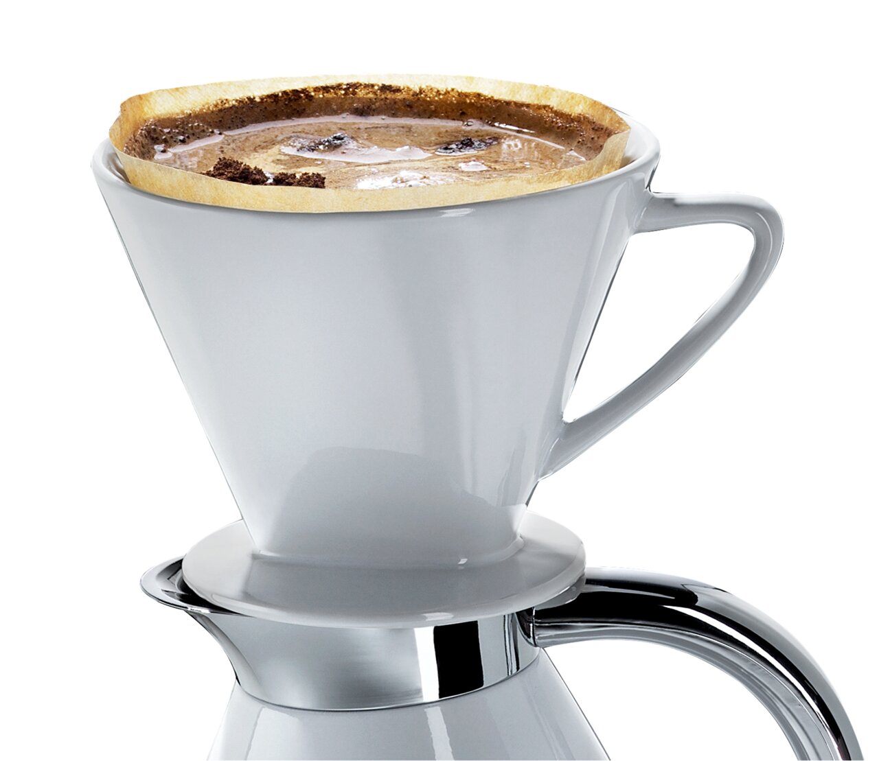 Kaffeefilter mit Stutzen in Größe 4, seitliche Perspektive, auf einer Kanne platziert.