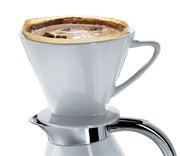 Kaffeefilter mit Stutzen in Größe 4, seitliche Perspektive, auf einer Kanne platziert.