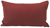 Rotes Dekokissen mit geometrischem Muster, Vorderansicht
