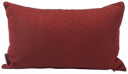 Rotes Dekokissen mit geometrischem Muster, Vorderansicht