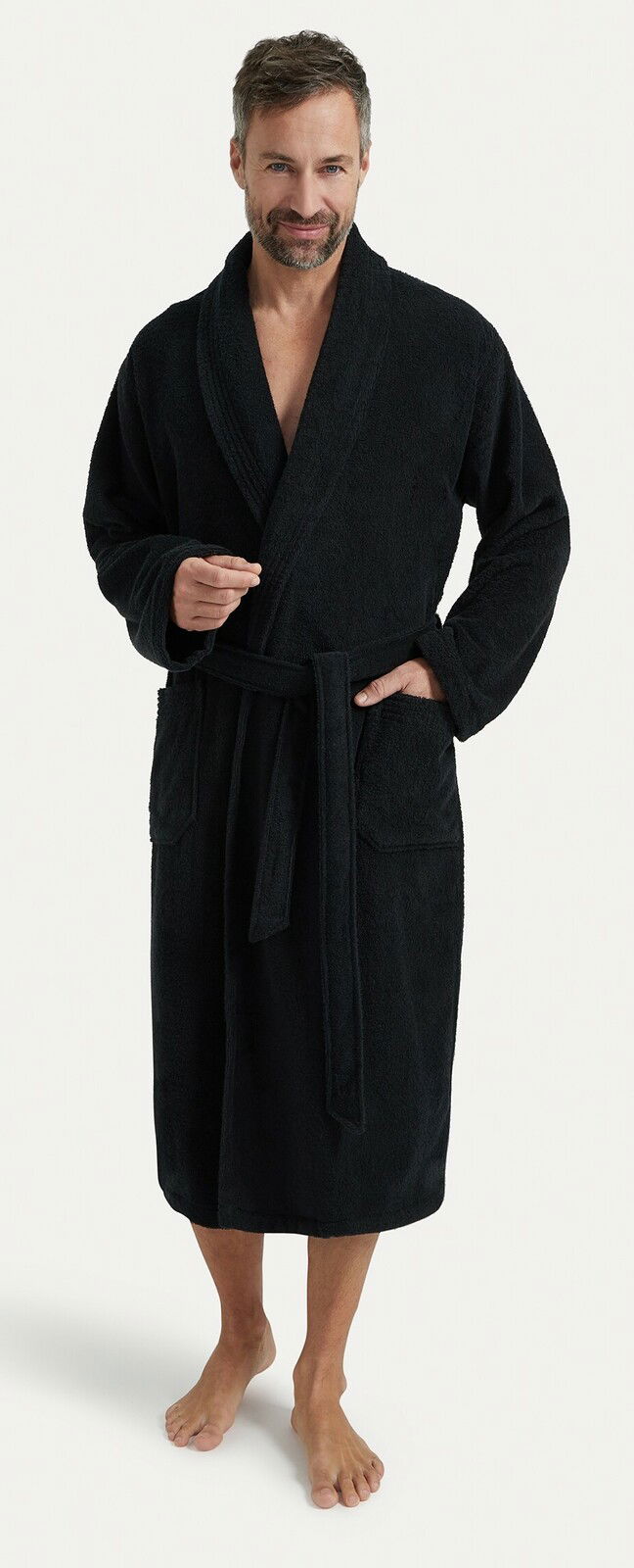 Mann in schwarzem Bademantel mit Schalkragen, frontal fotografiert