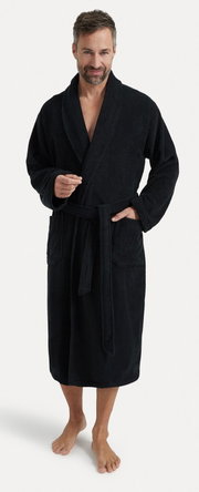 Man in een zwarte badjas met schalkkraag, van voren gefotografeerd