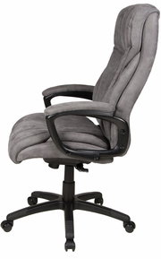 Grauer Chefsessel aus seitlicher Perspektive mit Armlehnen und Rollen