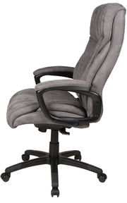 Grauer Chefsessel aus seitlicher Perspektive mit Armlehnen und Rollen