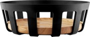 Zwarte metalen broodmand met ronde houten plank als bodem, frontale close-up van de zijkant