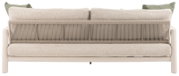 Achterkant van een driezits loungebank met beige bekleding en groene kussens, modern ontwerp met gevlochten rugleuning.