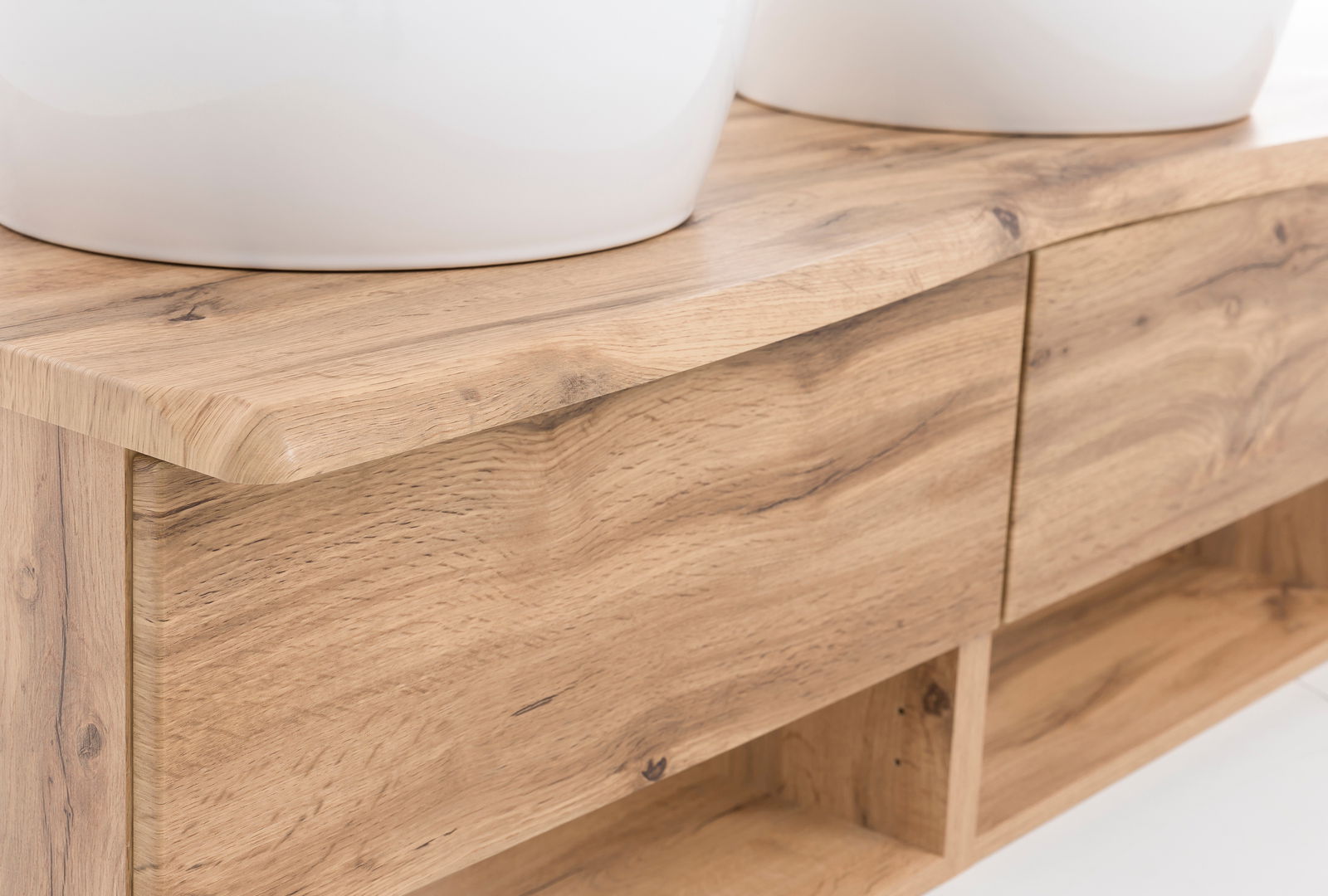 Nahaufnahme eines Waschtisch-Sets aus Holz mit zwei weißen Waschbecken, seitliche Perspektive.