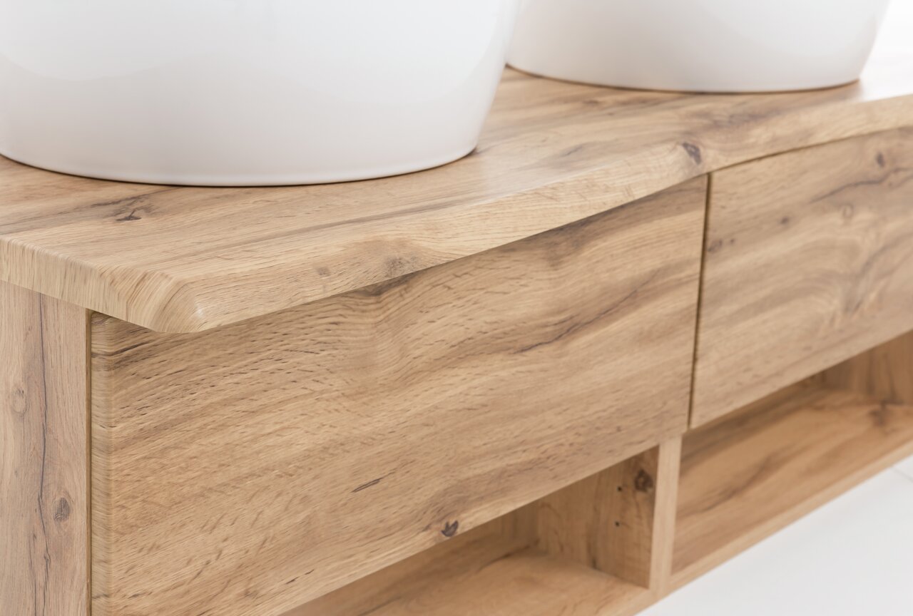 Nahaufnahme eines Waschtisch-Sets aus Holz mit zwei weißen Waschbecken, seitliche Perspektive.