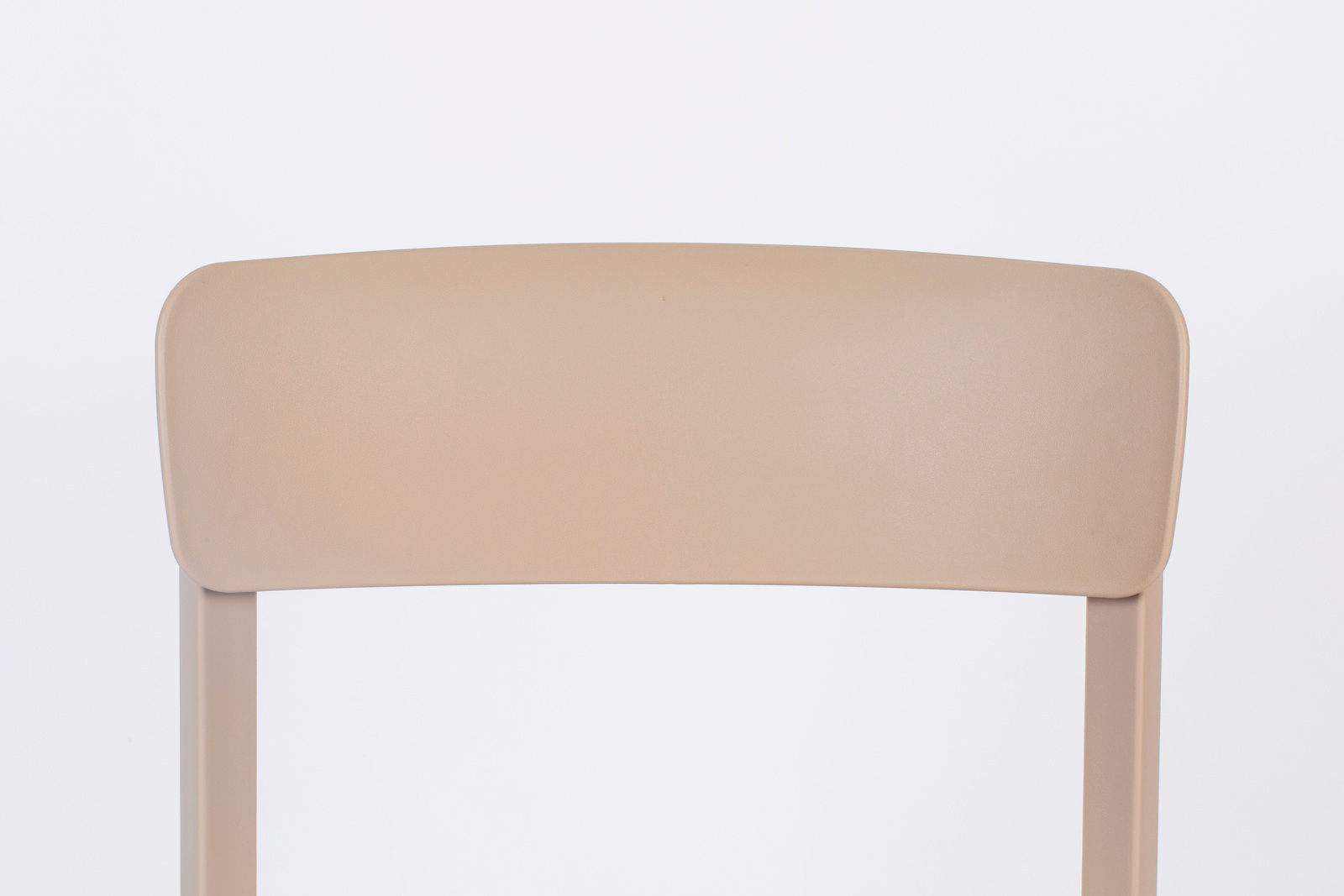 Rückansicht eines beigen Stuhls mit schlichtem Design und gerader Rückenlehne.