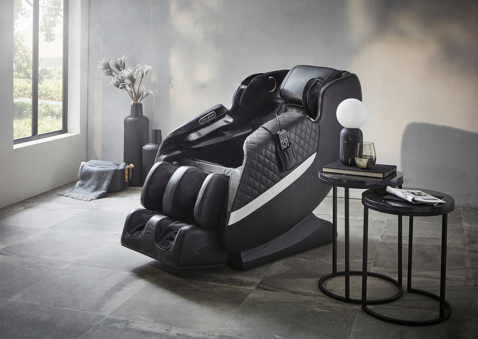 Cantus Massagesessel AT 8312 Luxuriöser schwarzer Massagesessel in einem modernen Raum, seitliche Perspektive