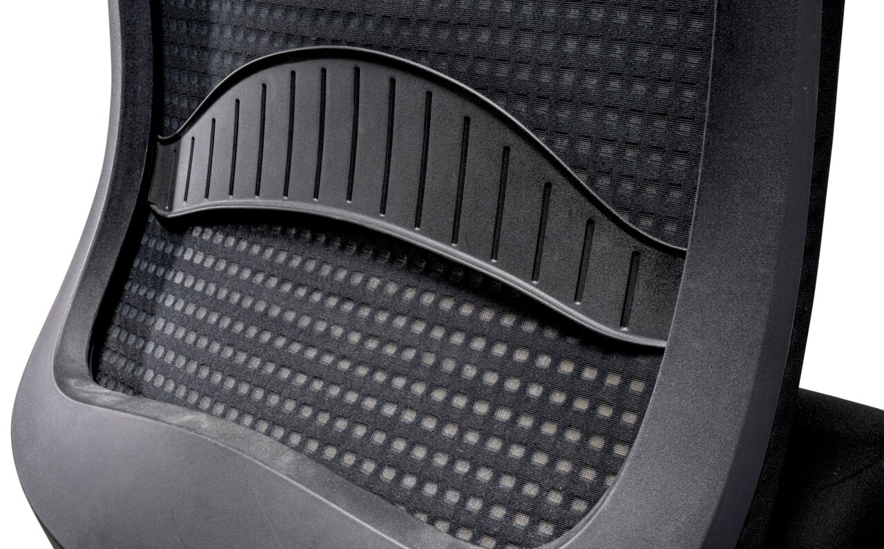 Achterkant van een directiestoel met ergonomische rugleuning en gaasbekleding