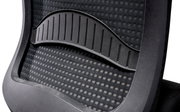 Achterkant van een directiestoel met ergonomische rugleuning en gaasbekleding