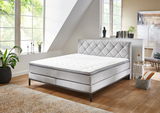 Boxspringbett in einem modernen Schlafzimmer, seitliche Perspektive