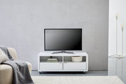 Weißes TV-Lowboard mit zwei offenen Fächern und zwei Schubladen, darauf steht ein Flachbildfernseher, frontal fotografiert.