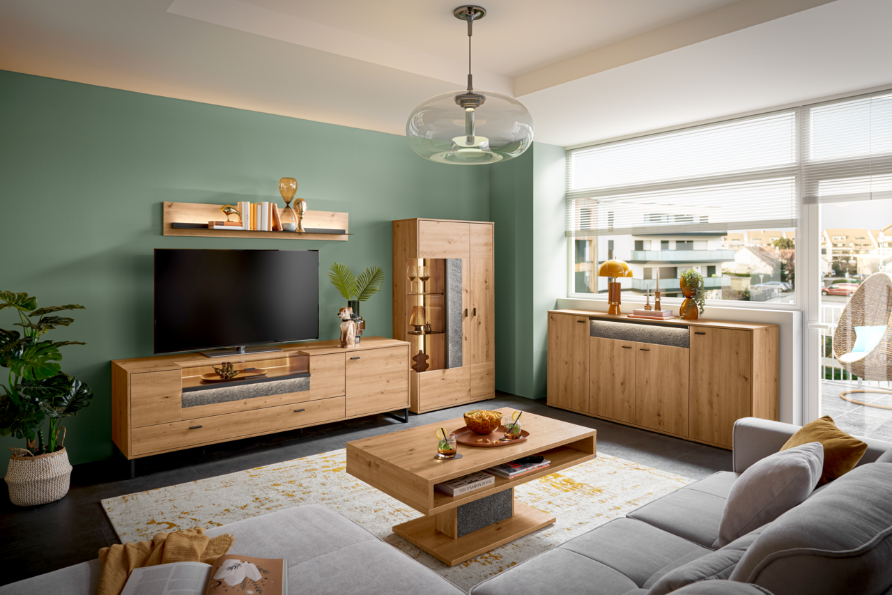 Set one by Musterring Wandboard DELTONA Wandboard aus Holz in einem modernen Wohnzimmer, frontal betrachtet, dekoriert mit Büchern und Vasen.