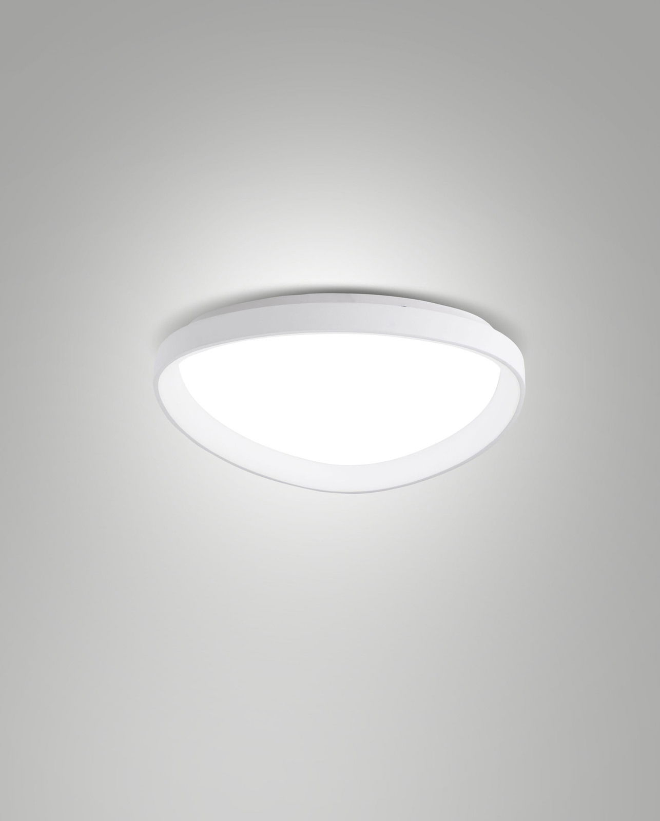 Moderne LED-Deckenleuchte in Weiß, von unten betrachtet, mit gleichmäßiger Lichtverteilung.