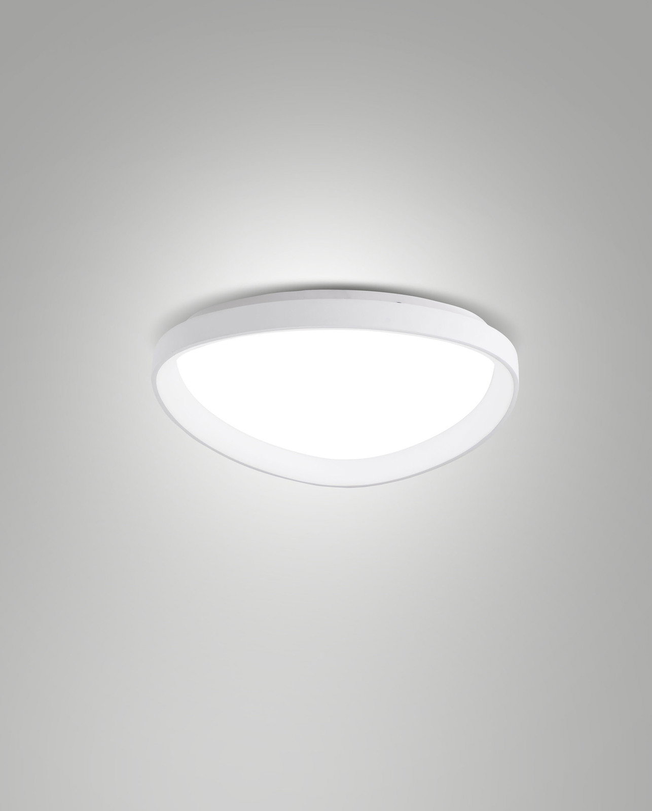 Moderne LED-Deckenleuchte in Weiß, von unten betrachtet, mit gleichmäßiger Lichtverteilung.