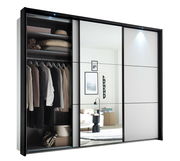 Großer Kleiderschrank mit Schiebetüren, teilweise verspiegelt, zeigt eine offene Tür mit Kleidung und Accessoires. Perspektive von vorne.