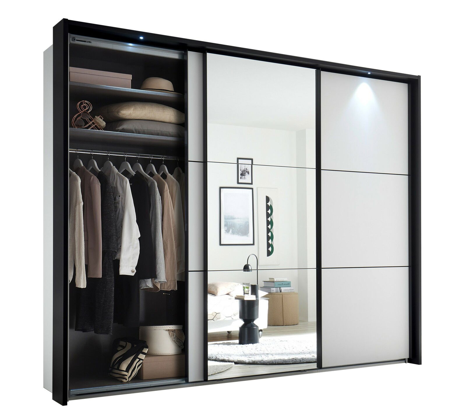 Großer Kleiderschrank mit Schiebetüren, teilweise verspiegelt, zeigt eine offene Tür mit Kleidung und Accessoires. Perspektive von vorne.