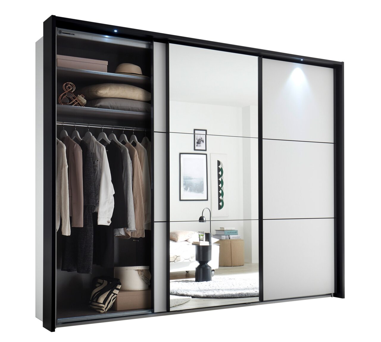 Grote kledingkast met schuifdeuren, gedeeltelijk met spiegelglas, met een open deur waarin kleding en accessoires te zien zijn. Aanzicht van voren.