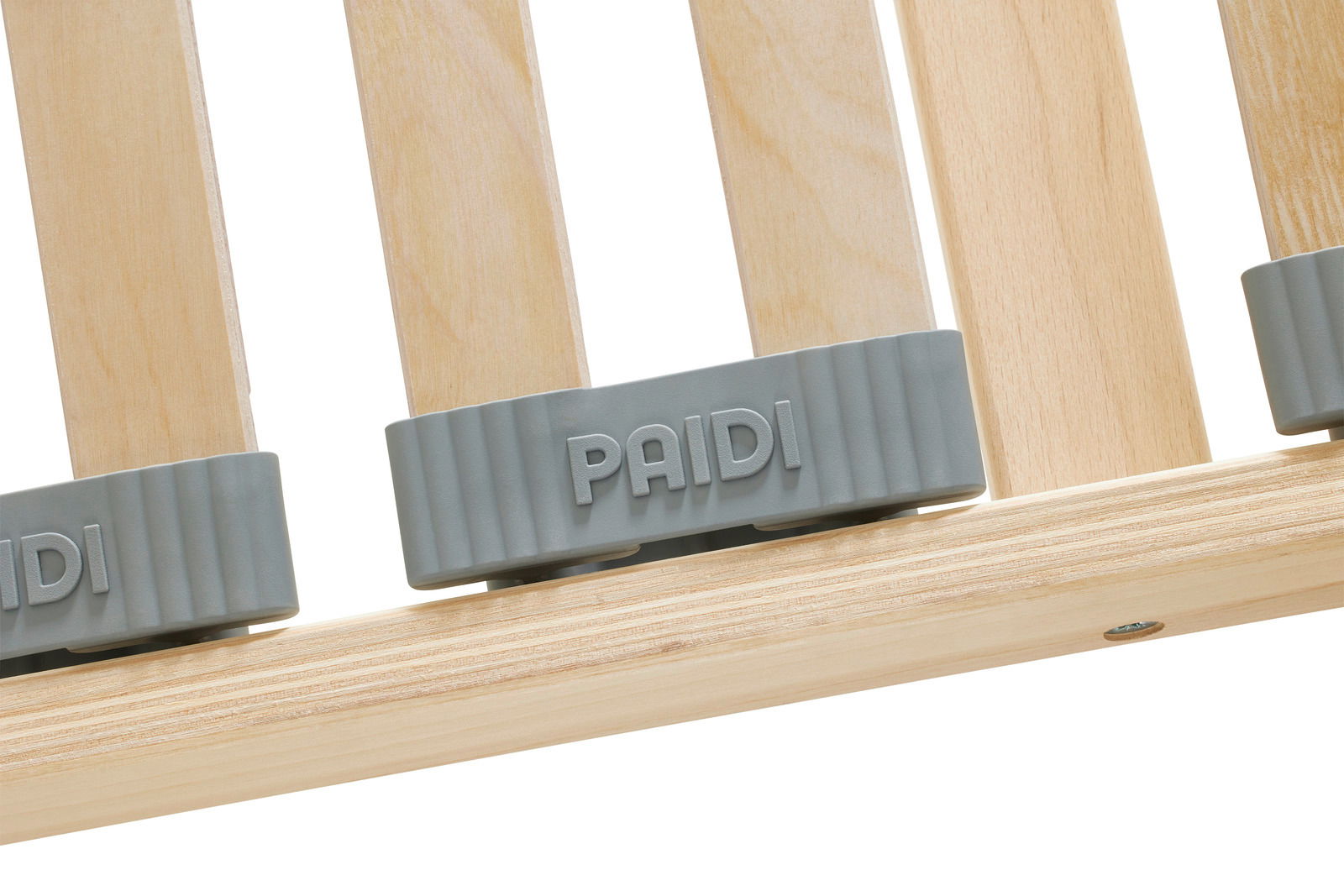 Nahaufnahme eines Federholzrahmens mit grauen Kunststoffelementen, die das Wort 'PAIDI' tragen. Perspektive von schräg oben.