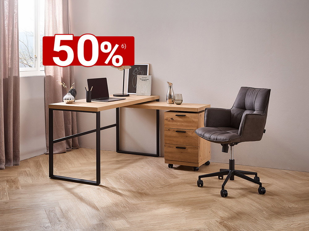Moderner Eckschreibtisch aus Holz mit Rollcontainer und gepolstertem Bürostuhl im minimalistischen Homeoffice.