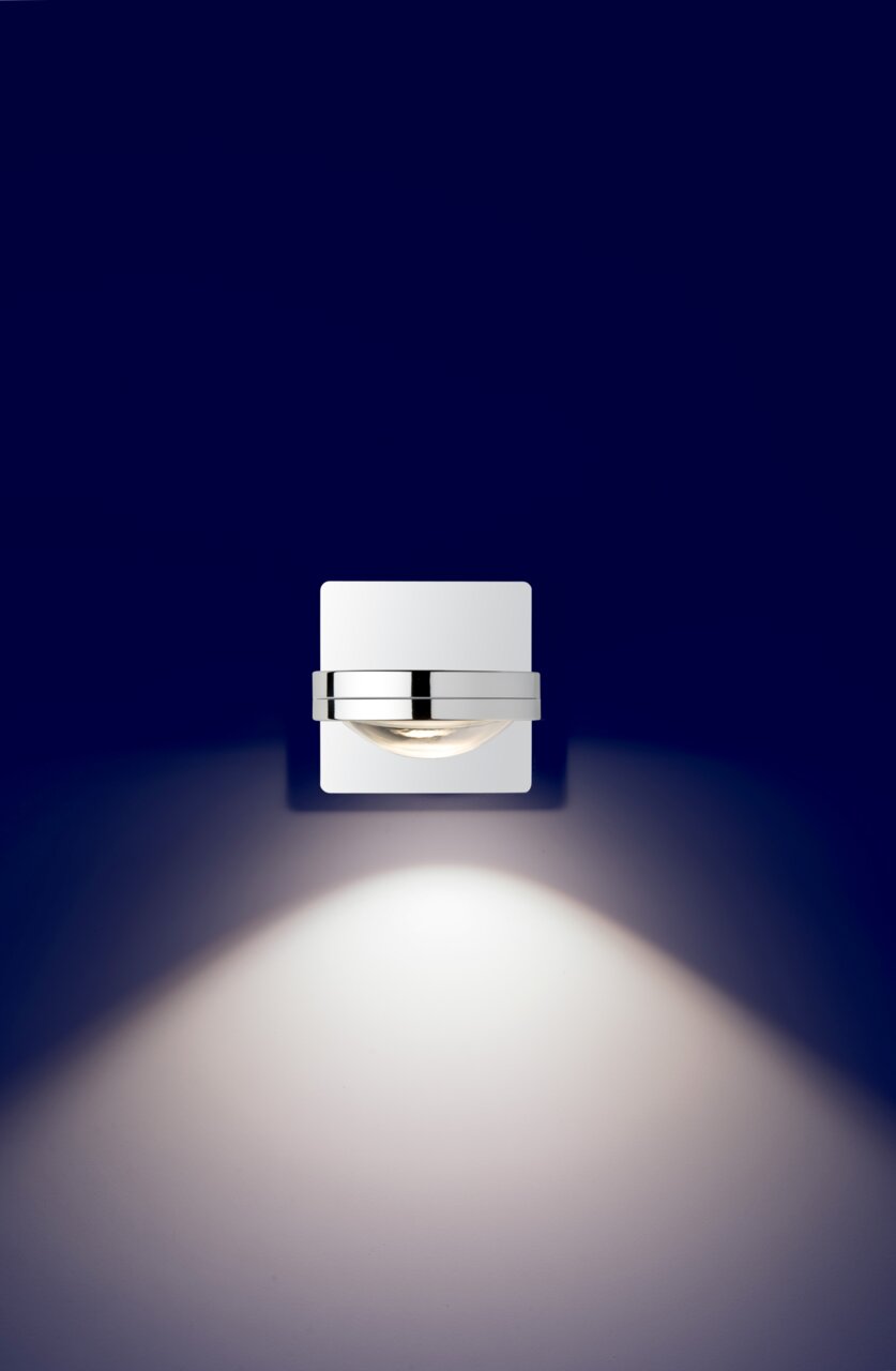 LED-Wandleuchte SOLO PUNTO - DOWN in frontaler Ansicht, beleuchtet die Wand mit einem sanften Lichtstrahl nach unten.