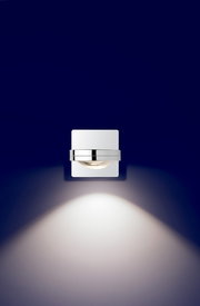 LED-Wandleuchte SOLO PUNTO - DOWN in frontaler Ansicht, beleuchtet die Wand mit einem sanften Lichtstrahl nach unten.