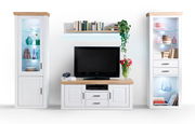 Wandkombination mit zwei weißen Vitrinen, einem TV-Schrank und einem Regalbrett, frontal betrachtet.