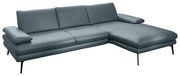 Graues Longchair-Sofa in rechter Perspektive mit drei Rückenkissen und einem Armlehnenkissen.