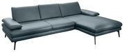 Graues Longchair-Sofa in rechter Perspektive mit drei Rückenkissen und einem Armlehnenkissen.