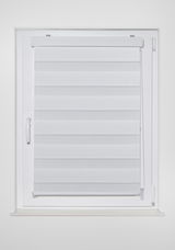 Doppelrollo mit Blende in einem Fensterrahmen, Frontalansicht