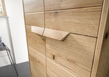 Nahaufnahme eines Midischranks aus Holz mit modernen Griffen, seitliche Perspektive