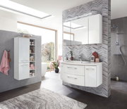Moderne Badkombination mit Hängeschrank, Waschtisch und Spiegelschrank in einem stilvollen Badezimmer, seitliche Perspektive.