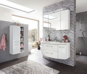 Moderne Badkombination mit Hängeschrank, Waschtisch und Spiegelschrank in einem stilvollen Badezimmer, seitliche Perspektive.